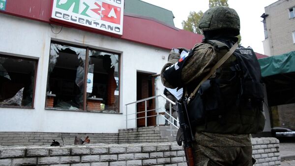 Работа следователей СК РФ на месте обстрела пиццерии в Донецке 