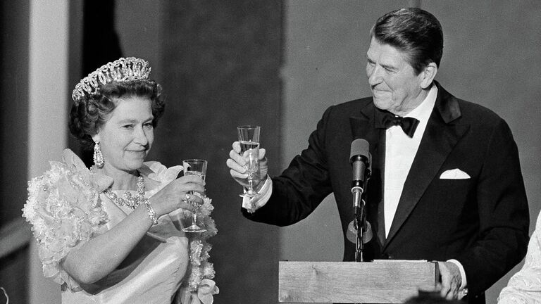 Королева Елизавета II и президент США Рональд Рейган