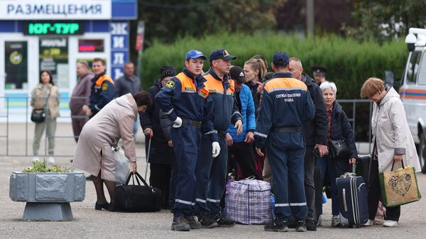 Эвакуированные жители Херсонской области на железнодорожном вокзале в Анапе