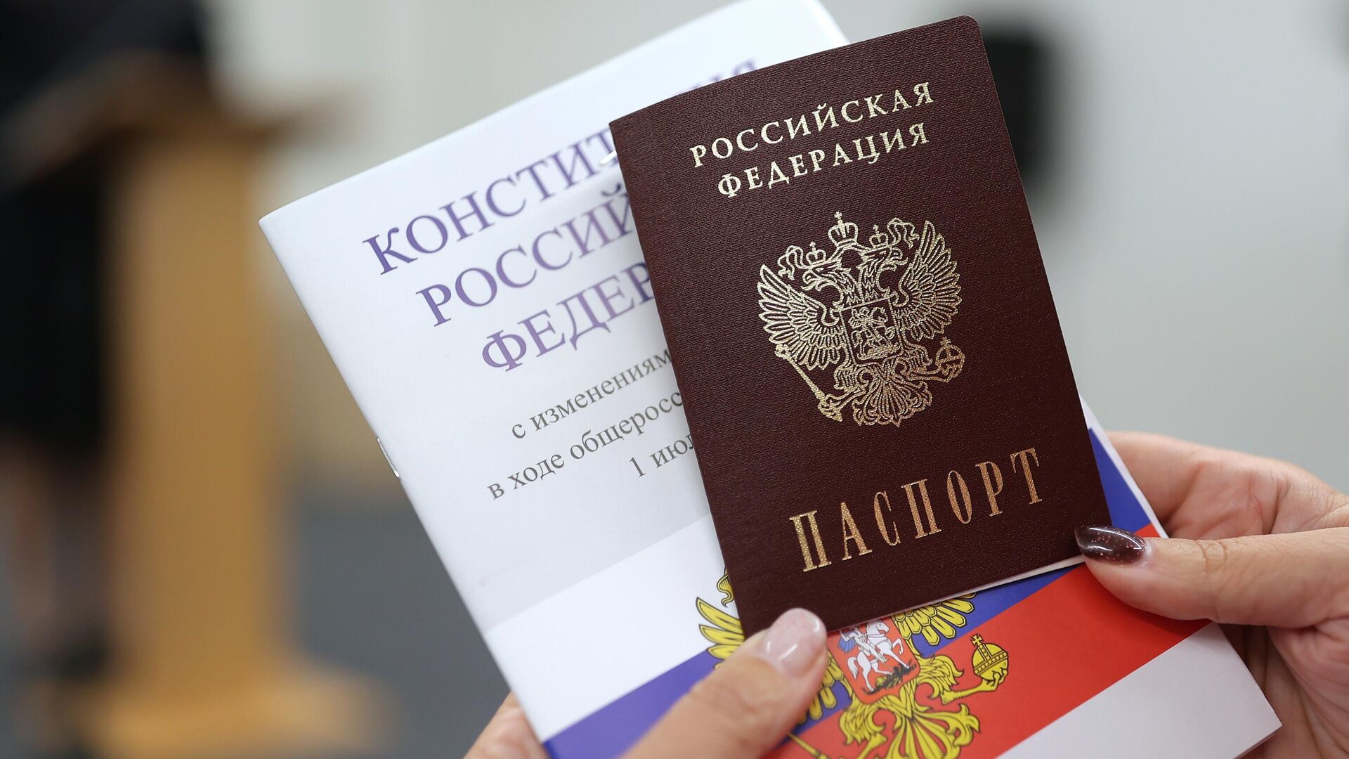 Эвакуированные жители Херсонской области получают российские паспорта в пункте временного размещения в Анапе - РИА Новости, 1920, 24.11.2022