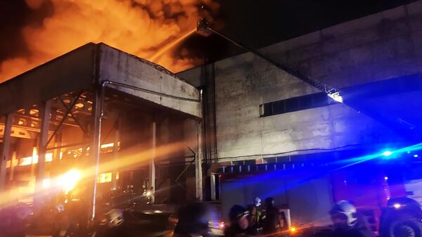 Сотрудники МЧС России тушат пожар на складе в поселке Металлострой в Колпинском районе Санкт-Петербурга