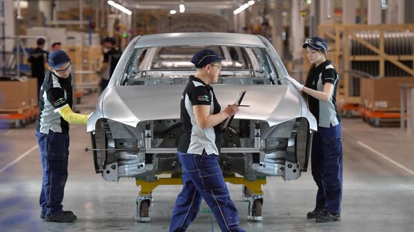 Сотрудники в цехе завода по производству легковых автомобилей Mercedes-Benz концерна Daimler в Московской области