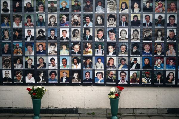Фотографии жертв захвата террористами мирных людей на мюзикле Норд-Ост в Театральном центре на Дубровке, во время мероприятия, посвященного 20-й годовщине со дня трагических событий