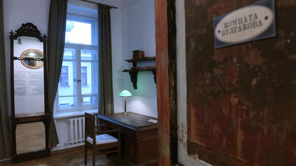 Комната Булгакова в нехорошей квартире под номером 50 музея Михаила Булгакова на Большой Садовой улице, дом 10 в Москве