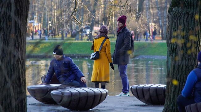 Отдых горожан в музее-усадьбе Останкино в Москве 