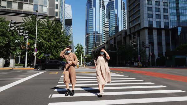 Девушки переходят дорогу в Пекине 