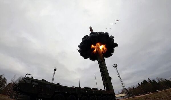 Запуск межконтинентальной баллистической ракеты РС-24 Ярс Запуск межконтинентальной баллистической ракеты РС-24 Ярс