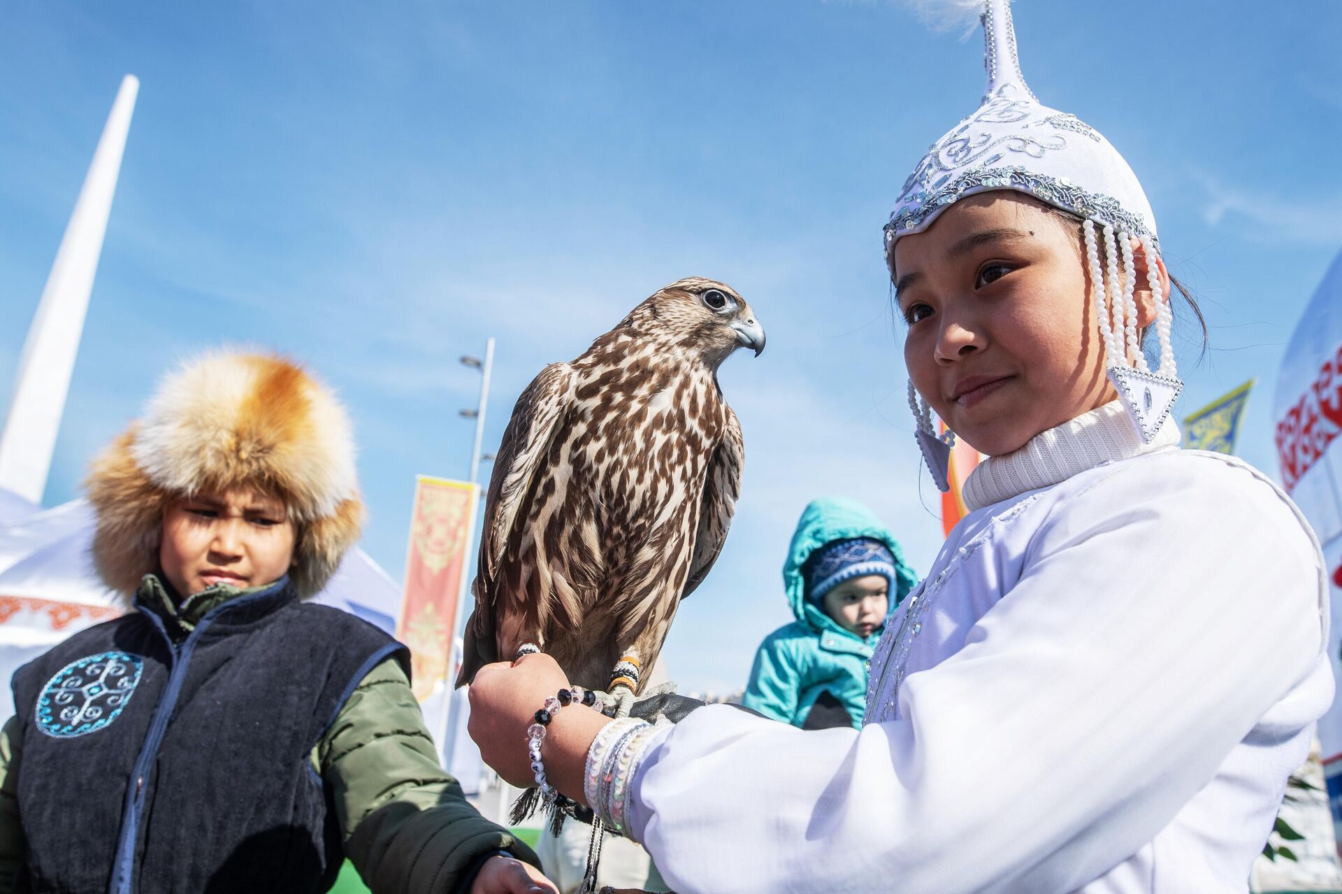 Девочка в национальном костюме держит сокола во время празднования Навруза на территории Астана Экспо - РИА Новости, 1920, 27.10.2022