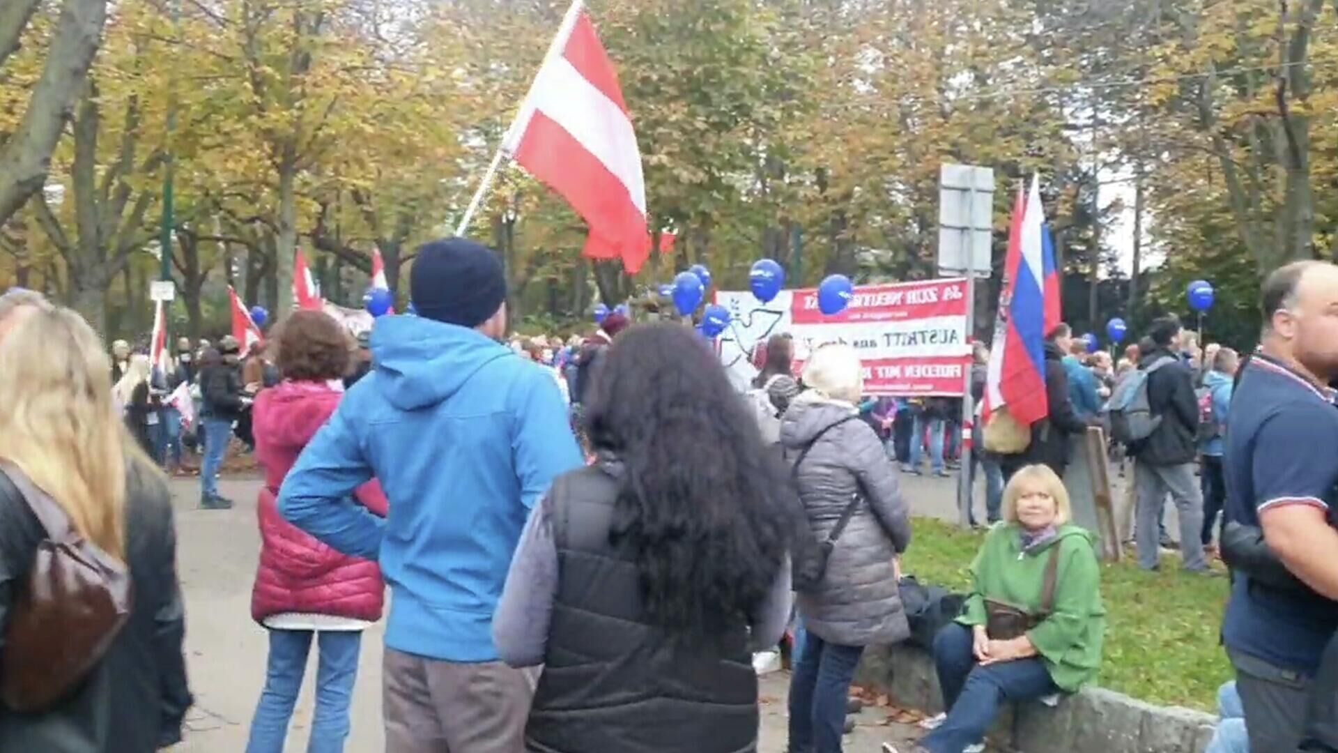 Жители Вены вышли на митинг за сохранение нейтралитета Австрии и мира с Россией  - РИА Новости, 1920, 26.10.2022