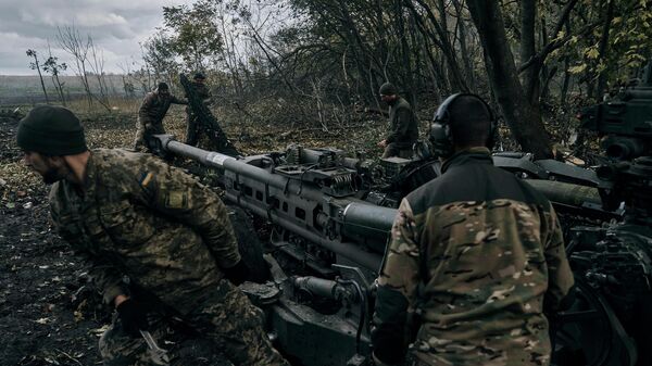 Украинские солдаты ведут обстрел из гаубицы M777 