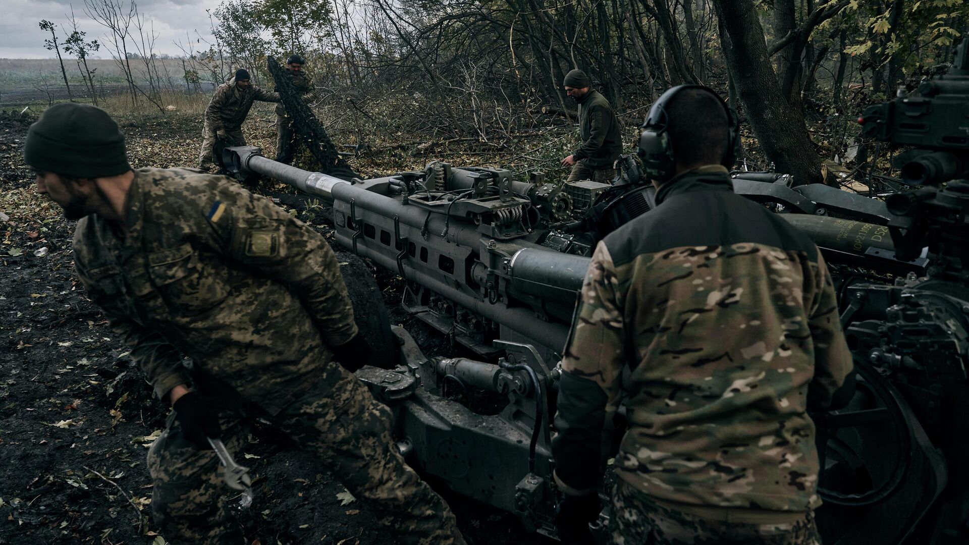 Украинские солдаты ведут обстрел из гаубицы M777  - РИА Новости, 1920, 12.11.2022