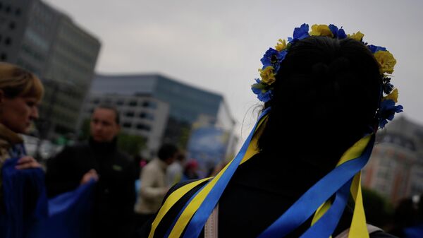 Девушка с ободке в лентами в цвет флага Украины в одной из европейских столиц. Архивное фото