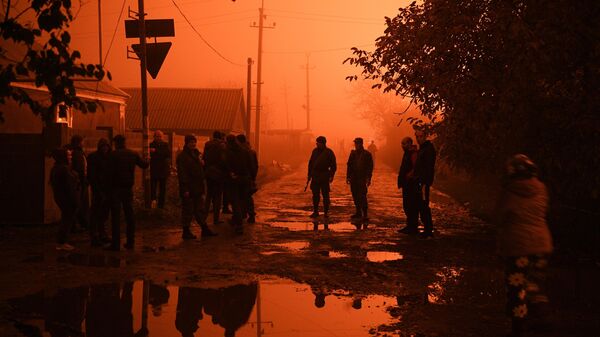 Зарево от пожара у железнодорожной станции в Шахтерском районе ДНР, возникшего в результате обстрела ВСУ