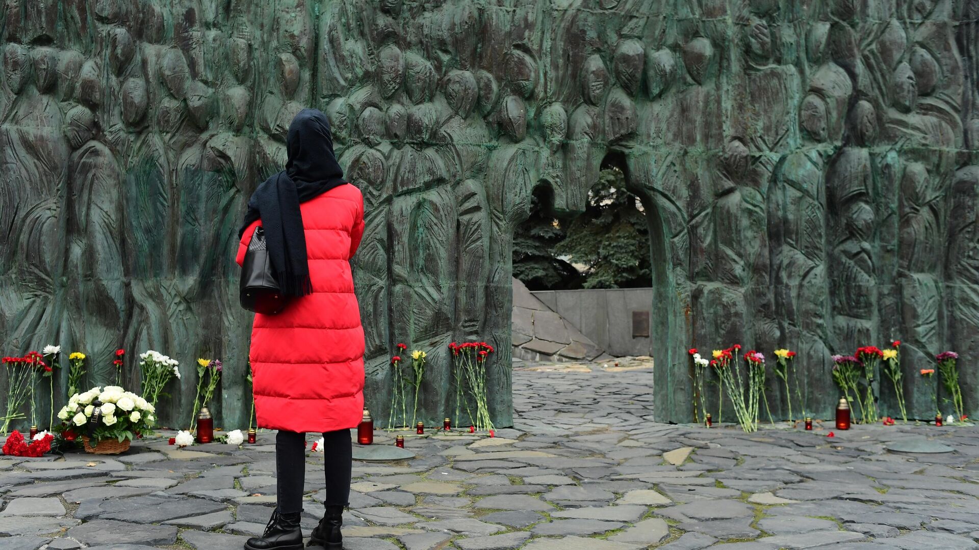  Женщина  во время акции Колокол памяти у мемориала Стена скорби на проспекте Сахарова в Москве в День памяти жертв политических репрессий - РИА Новости, 1920, 30.10.2022