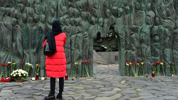  Женщина  во время акции Колокол памяти у мемориала Стена скорби на проспекте Сахарова в Москве в День памяти жертв политических репрессий
