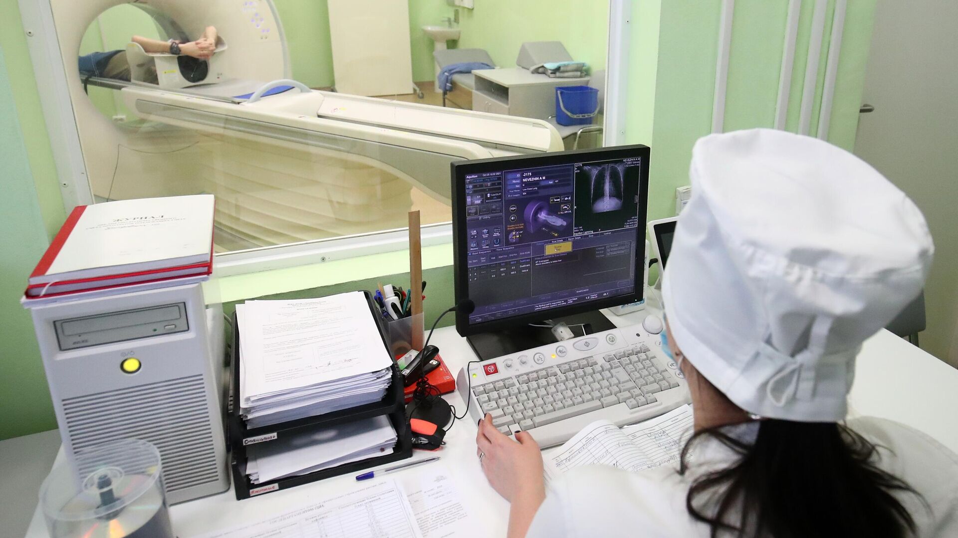 Медицинский сотрудник проводит компьютерную томографию в отделении для больных коронавирусом в госпитале Минобороны РФ в Волгограде - РИА Новости, 1920, 27.04.2023