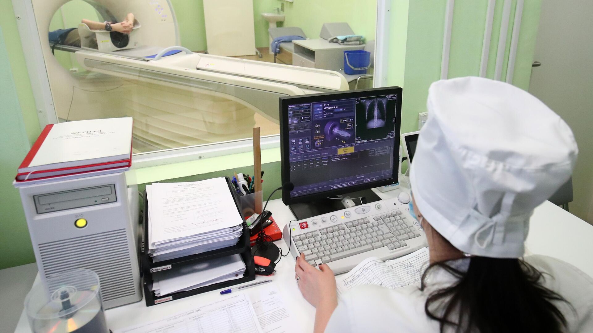 Медицинский сотрудник проводит компьютерную томографию в отделении для больных коронавирусом в госпитале Минобороны РФ в Волгограде - РИА Новости, 1920, 02.12.2022