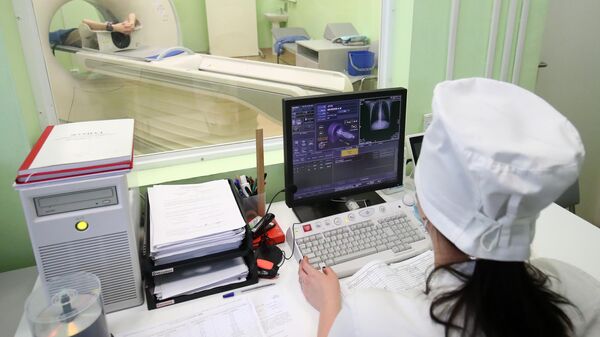 Медицинский сотрудник проводит компьютерную томографию в отделении для больных коронавирусом в госпитале Минобороны РФ в Волгограде