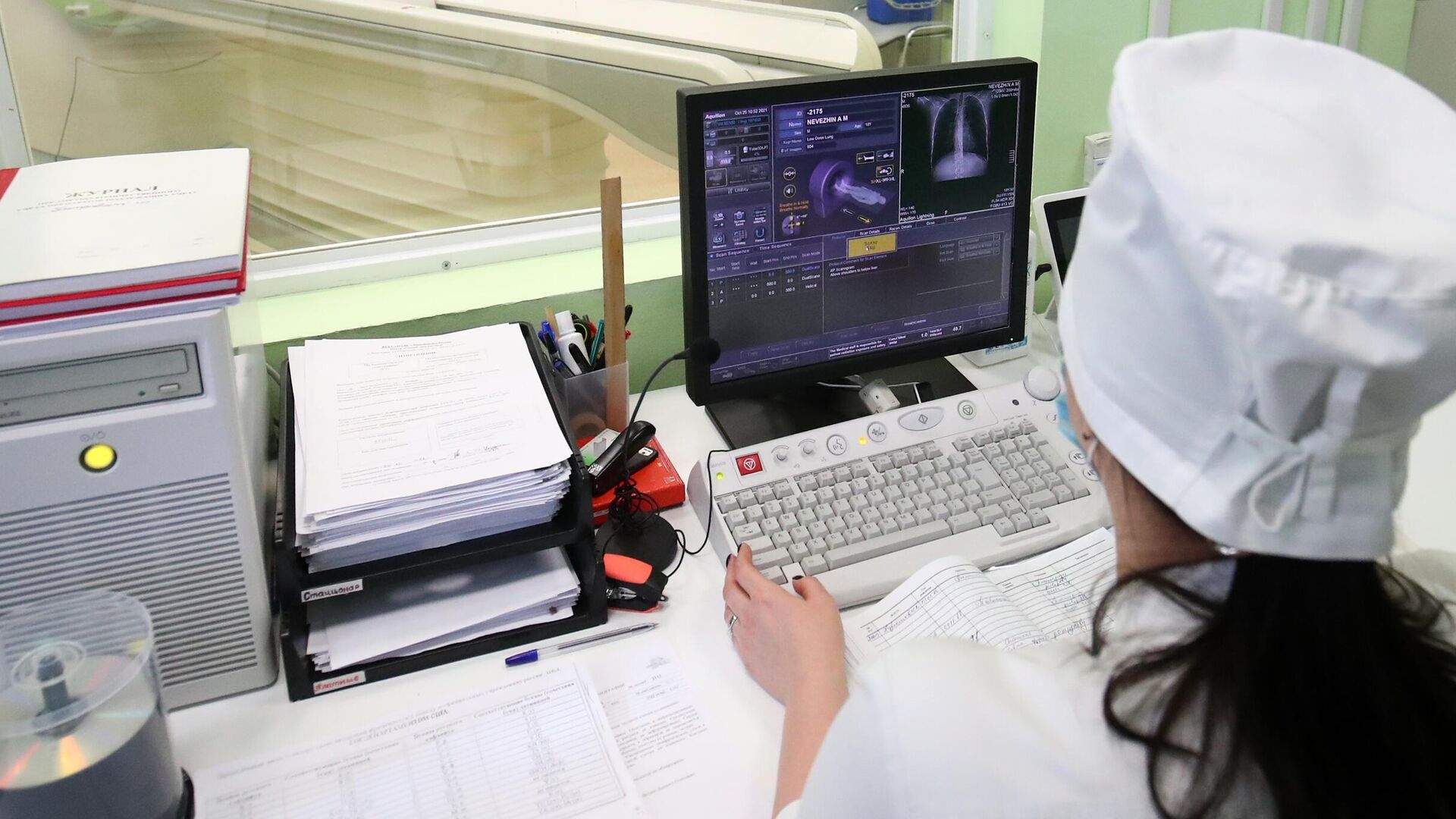 Медицинский сотрудник проводит компьютерную томографию в отделении для больных коронавирусом в госпитале Минобороны РФ в Волгограде - РИА Новости, 1920, 29.10.2022