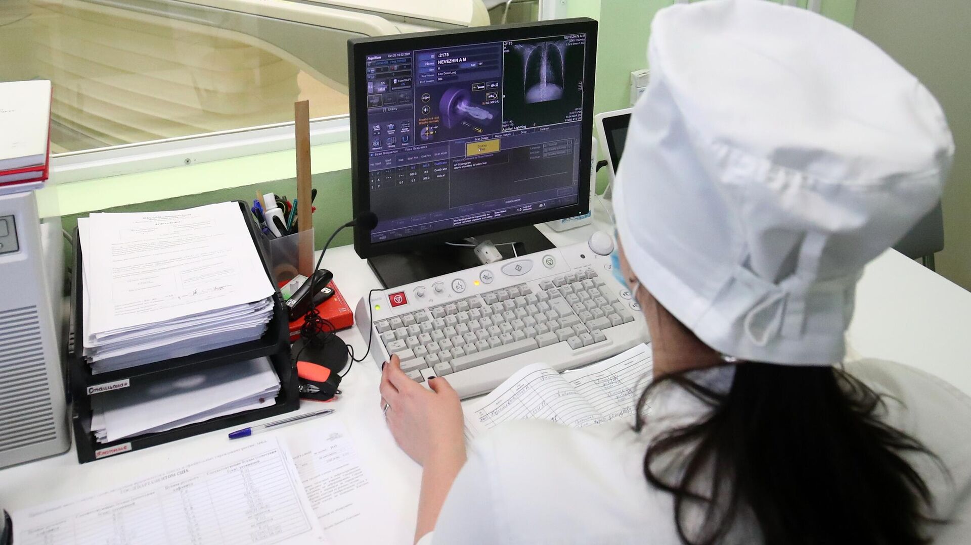 Медицинский сотрудник проводит компьютерную томографию в отделении для больных коронавирусом в госпитале Минобороны РФ в Волгограде - РИА Новости, 1920, 02.12.2022