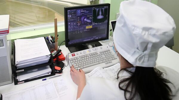 Медицинский сотрудник проводит компьютерную томографию в отделении для больных коронавирусом в госпитале Минобороны РФ в Волгограде