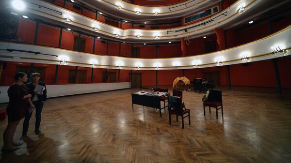 Главный зал московского театра имени В. Маяковского во время работ по подготовке к новому сезону
