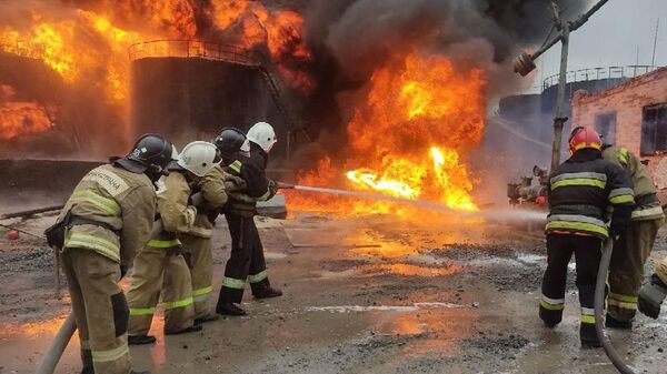 Сотрудники МЧС ДНР во время тушения пожара в Шахтерском районе