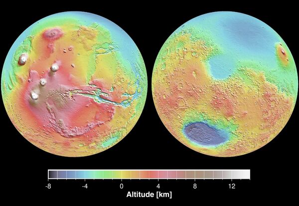 Αριστερά: Η επαρχία Θαρσίς κυριαρχεί στο δυτικό ημισφαίριο (κόκκινο και καφέ) Τα ψηλά ηφαίστεια είναι λευκά.  Οι Mariner Valleys εμφανίζονται με μπλε χρώμα.  Δεξιά: περιοχές με ψηλούς κρατήρες ορατές στο δυτικό ημισφαίριο (κίτρινο και κόκκινο), η ελλαδική πεδιάδα ορατή κάτω αριστερά (σκούρο μπλε και μοβ).  Η Ηλύσια Πεδιάδα είναι ορατή πάνω δεξιά.  Οι περιοχές βόρεια του ορίου διχοτομίας είναι χρωματισμένες με μπλε και στους δύο χάρτες.