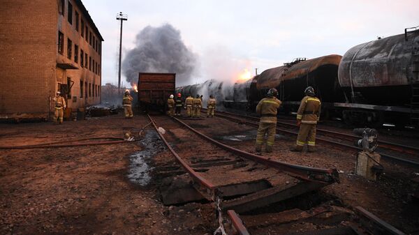 Пожарные во время тушения пожара на железнодорожной станции в Шахтерске