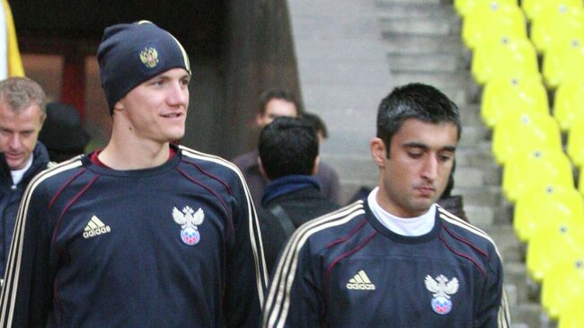 Футболисты Александр Самедов и Роман Павлюченко (справа налево). Архивное фото