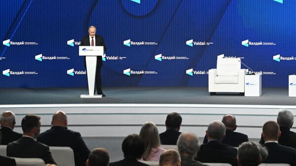 Президент РФ Владимир Путин выступает на заседании XIX Ежегодного заседания Международного дискуссионного клуба Валдай