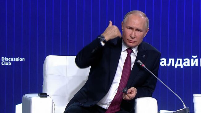 Путин о невозможности диалога с партнером, который по каждому вопросу звонит в США