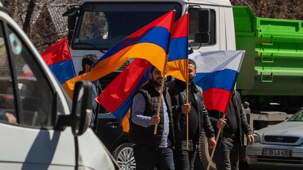 Флаги Армении и России 