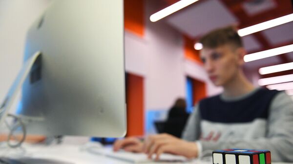Молодой человек за компьютером