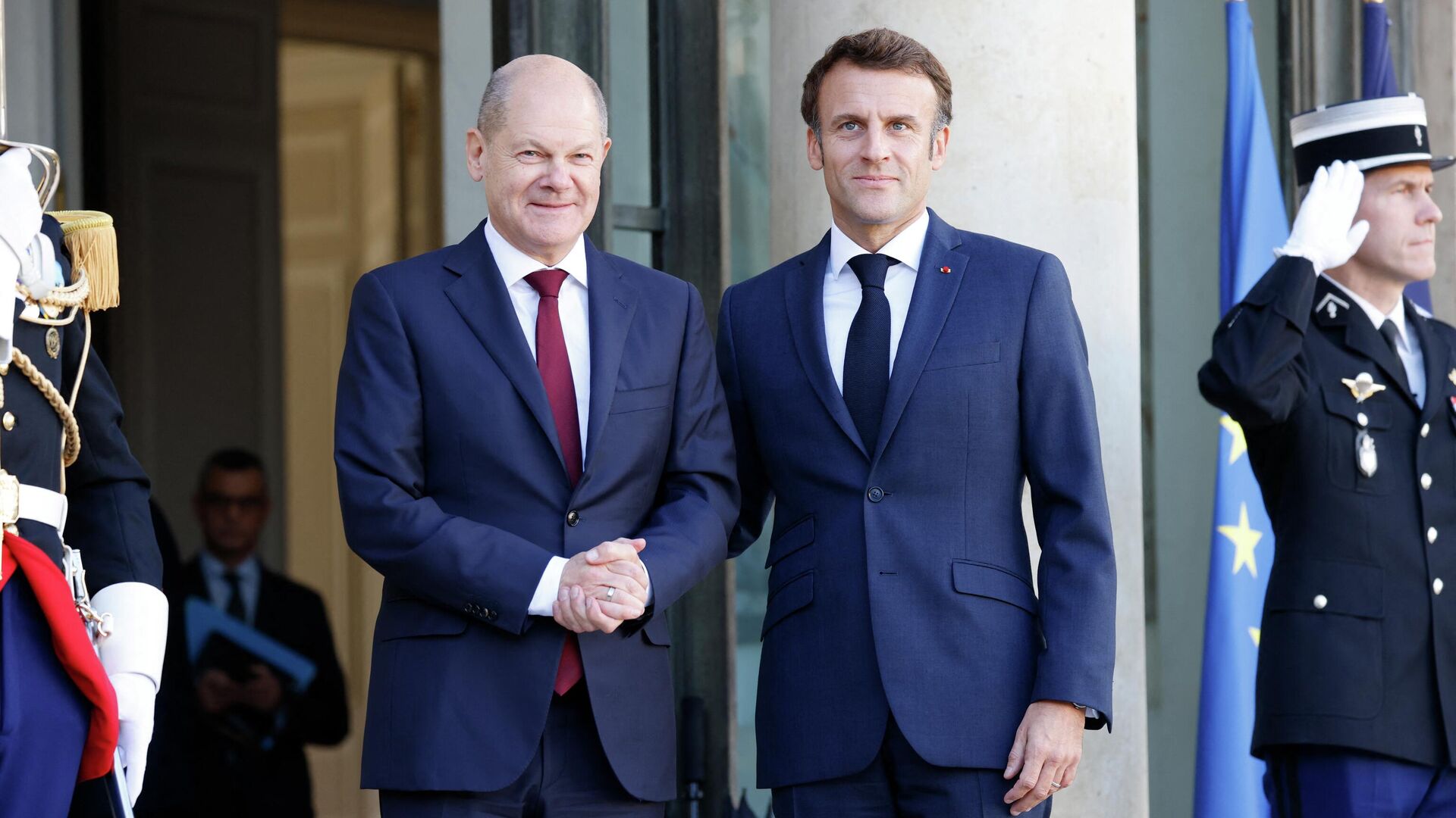 Президент Франции Эммануэль Макрон и канцлер ФРГ Олаф Шольц во время встречи в Париже 26 октября 2022 года - РИА Новости, 1920, 28.10.2022