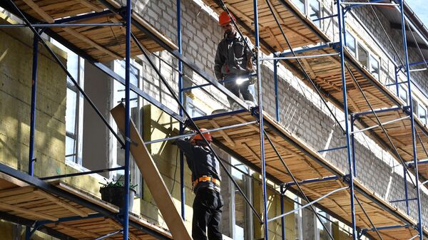Рабочие на строительной площадке в Волновахе