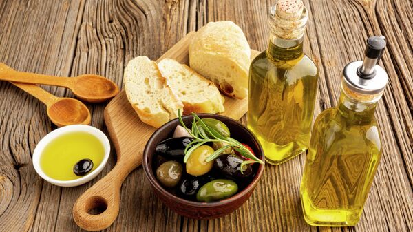 Оливковое масло, хлеб и оливки