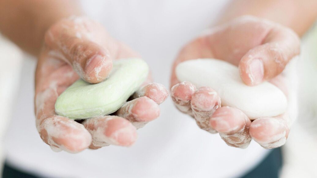 Врач рассказала о вреде щелочного мыла