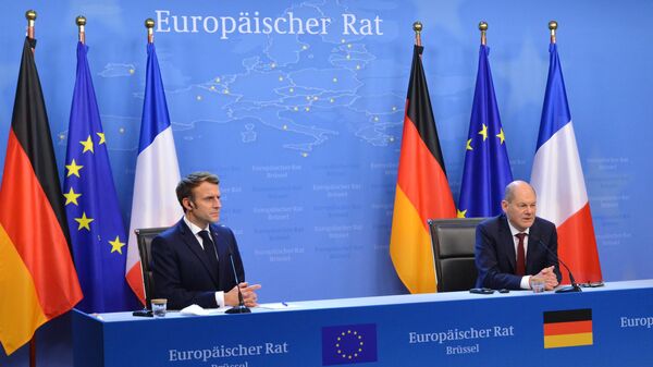 Федеральный канцлер Германии Олаф Шольц (справа) и президент Франции Эмманюэль Макрон на пресс-конференции по итогам саммита Европейского союза в Брюсселе