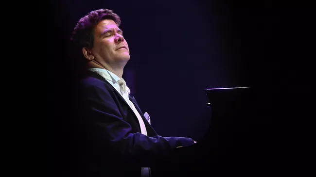 Пианист Денис Мацуев во время выступления