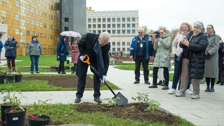 Закладка сада роз реставрационно-хранительского центра Старая деревня в Санкт-Петербурге