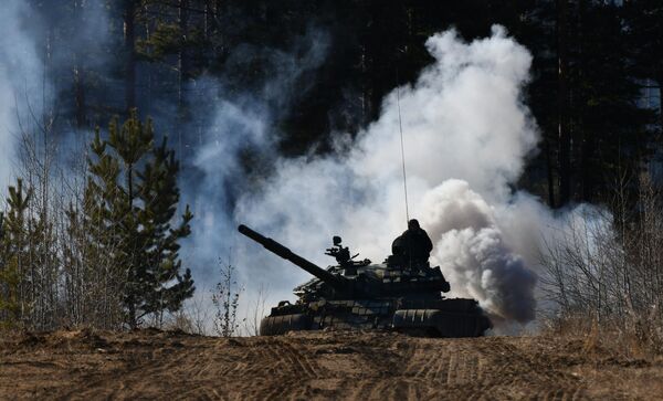 Танк Т-72 в ходе практических стрельб, проводимых в рамках интенсивного курса обучения военнослужащих,