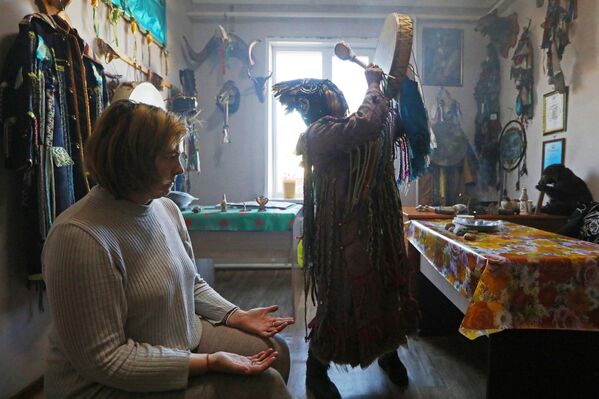 Потомственная шаманка Людмила Оюн принимает посетительницу в частной шаманской клинике Адыг-Ээрен