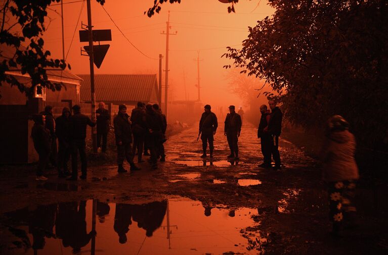 Зарево от пожара у железнодорожной станции в Шахтерском районе ДНР
