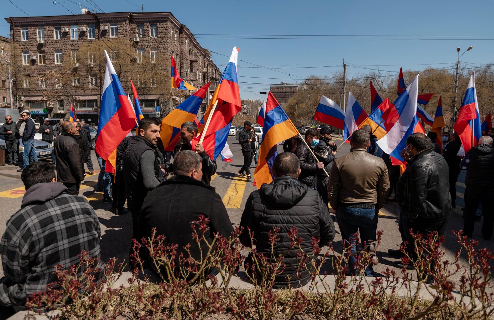 Участники акции в поддержку России и в благодарность российским миротворцам у здания посольства РФ в Ереване - РИА Новости, 1920, 31.10.2022