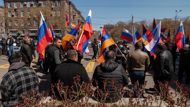 Участники акции в поддержку России и в благодарность российским миротворцам у здания посольства РФ в Ереване