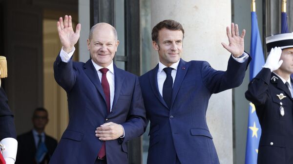 Президент Франции Эммануэль Макрон и канцлер Германии Олаф Шольц во время встречи в Париже 