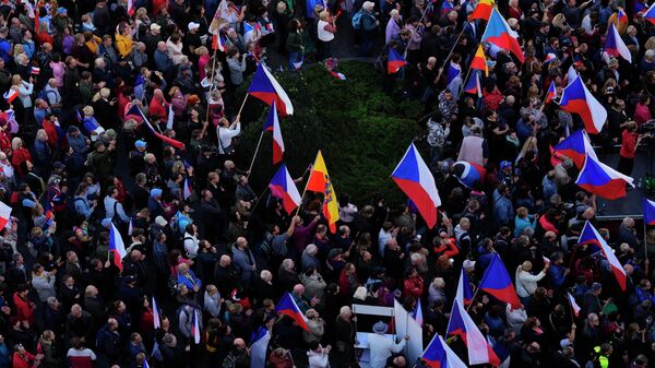 Митинг в Праге в поддержку переговоров с Россией и за отставку  правительства Чехии