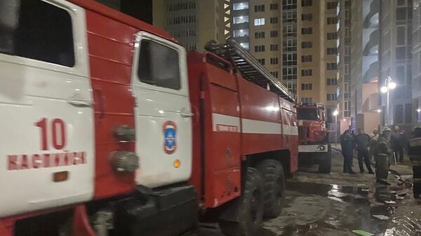 Тушение пожара в многоквартирном доме в Каспийске