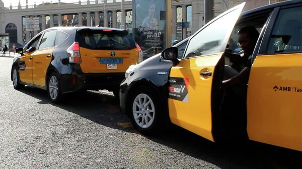 Держимся как можем: водители такси в Испании о росте цен на топливо